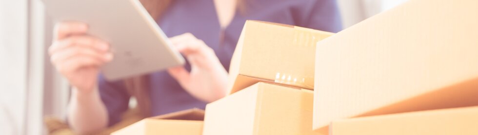 Frau bestellt bei Elco Versand- und Verpackungsmaterial